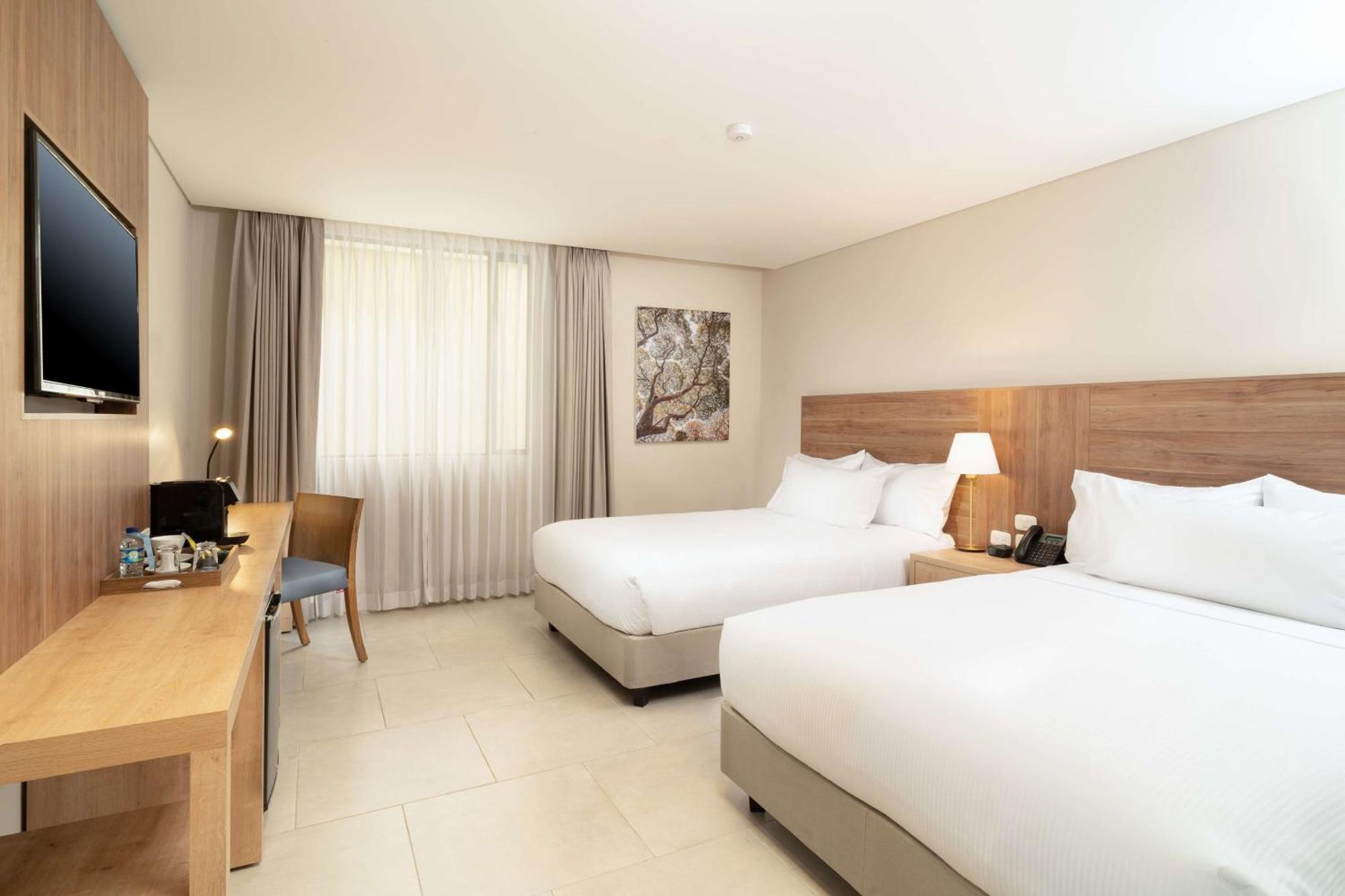 Hilton Garden Ciudad Jardin 4*